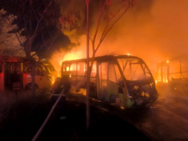 Incendio voraz consume 15 buses y afecta otros seis en estación de Metrolínea en Girón