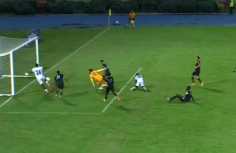 Increíble autogol fallado en el fútbol colombiano: jugador arruina gol cantado