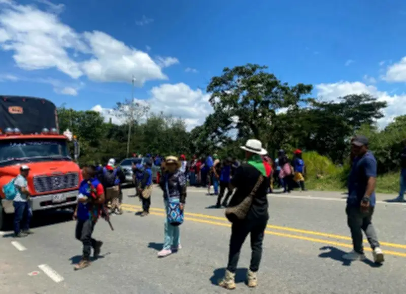 Indígenas bloquean la Panamericana en Cauca exigiendo nombramiento de 112 docentes