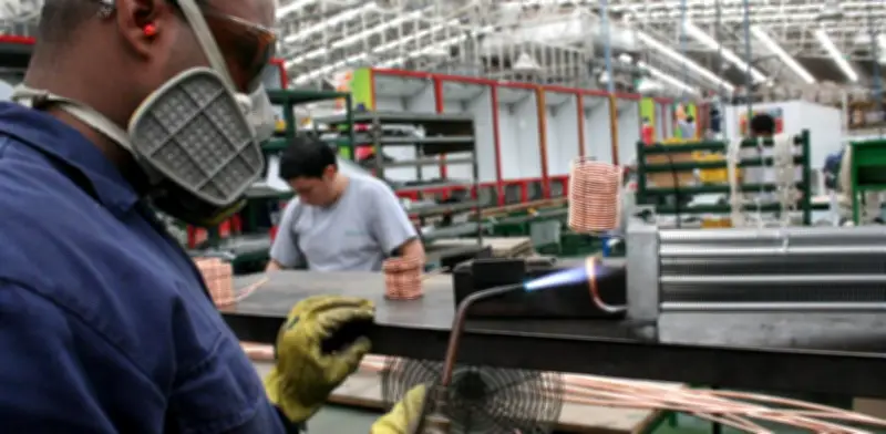 Industria y comercio colombiano muestran recuperación desigual en 2025 con crecimiento moderado