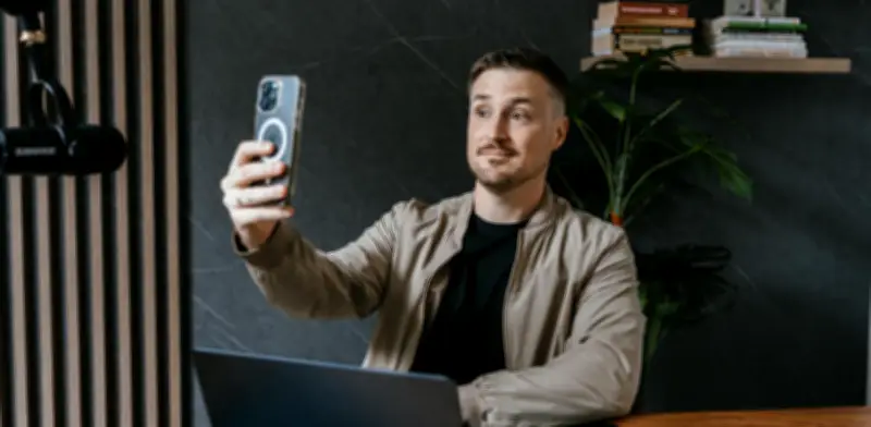 Influencer colombiano enseña a invertir en bolsa estadounidense desde el celular