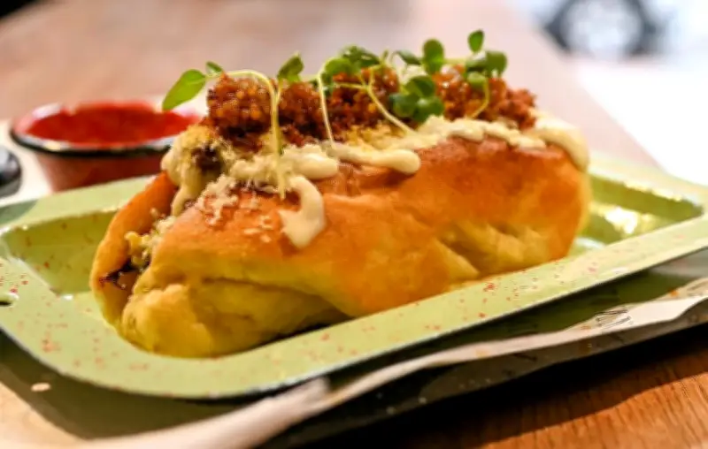Innato Cocina reinventa el perro caliente con ingredientes colombianos de alta cocina