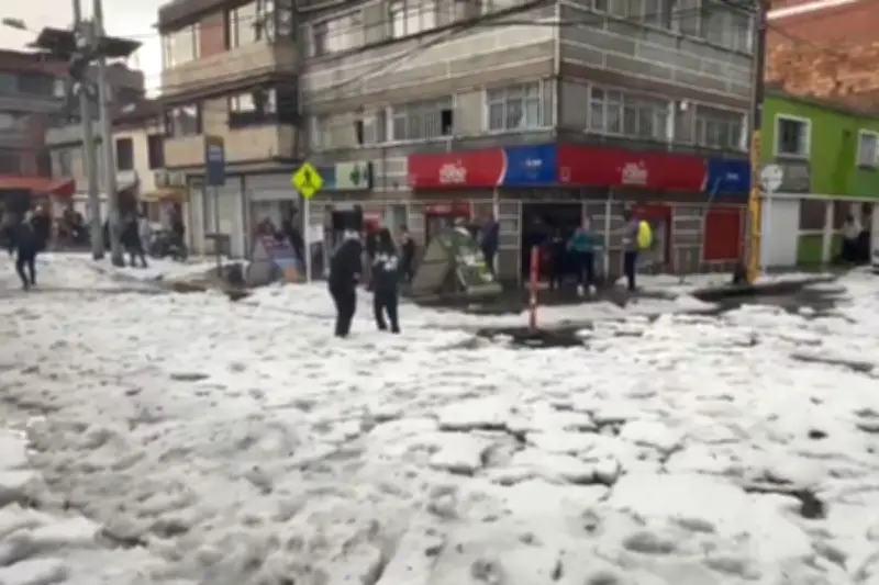 Intensa granizada paraliza Bogotá: vías colapsadas, inundaciones y caos vehicular total