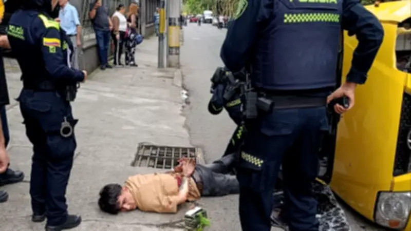 Intensa persecución policial termina con taxi volcado en Medellín tras balacera