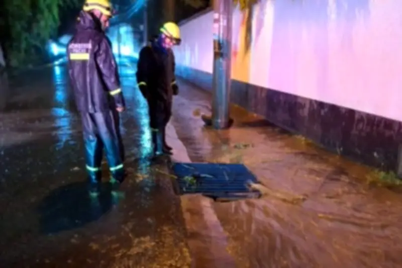 Inundaciones en Pacho por lluvias intensas activan respuesta de bomberos en barrios y veredas