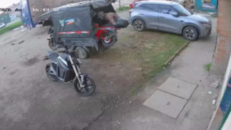 Inusual robo de moto eléctrica en Fontibón: ladrones usan motocarro para sustraerla en 34 segundos