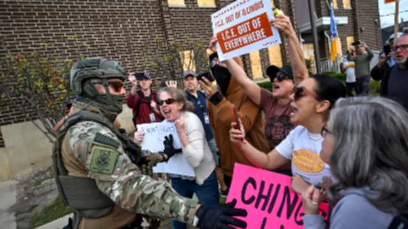 Irlandés con proceso de Green Card lleva 5 meses detenido por ICE en condiciones que compara con campo de concentración