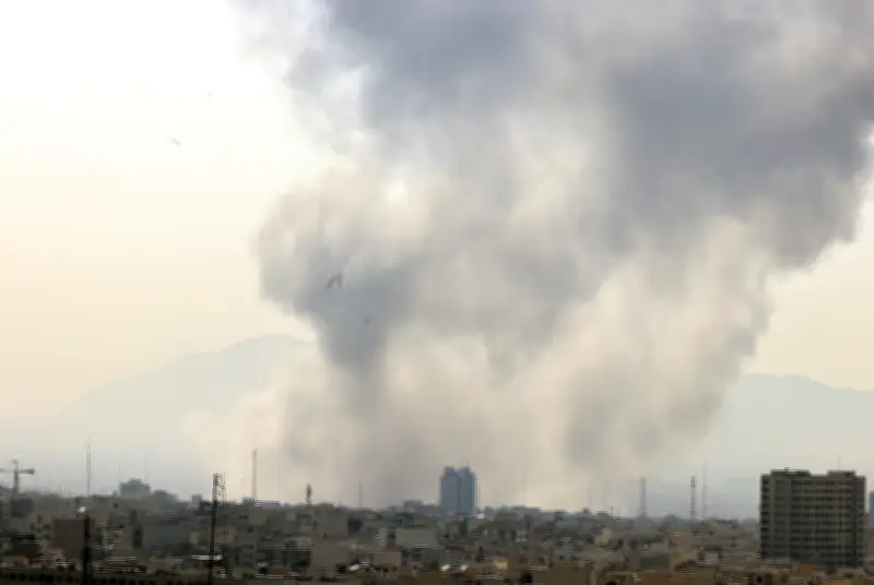 Irán lanza ofensiva con drones y misiles contra Israel; cierres aéreos en Medio Oriente