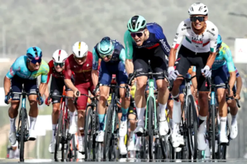 Isaac Del Toro conquista la primera etapa del UAE Tour y se viste de líder