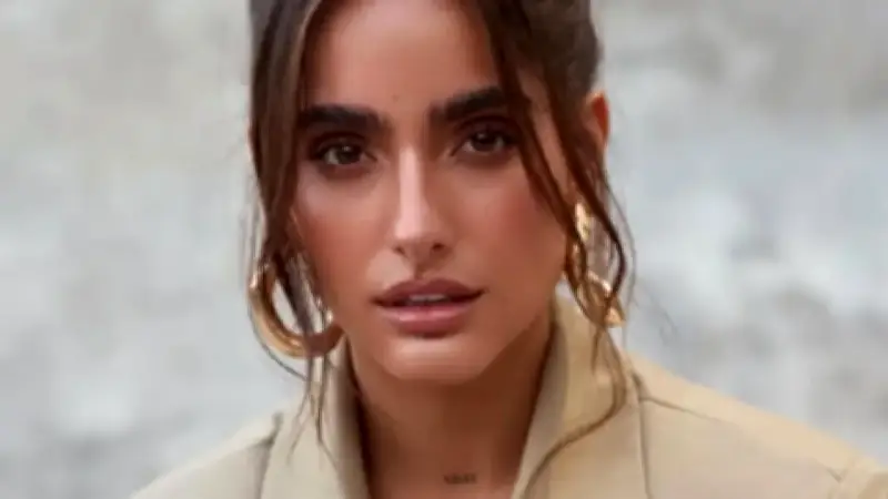 Isabella Ladera anuncia su embarazo con emotiva foto en la playa junto a su pareja