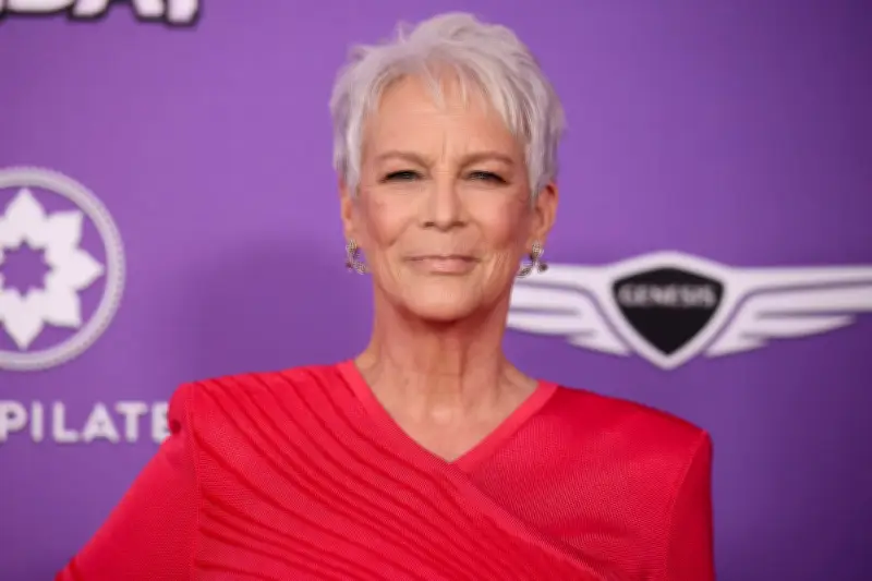 Jamie Lee Curtis celebra 27 años de sobriedad y revela cómo su madre la salvó de 'El Exorcista'