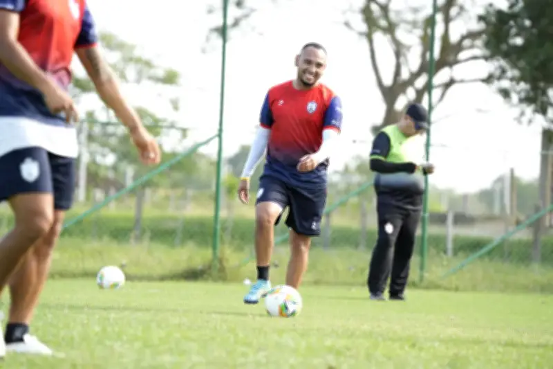 Jarlan Barrera entrena con Real Cartagena y genera euforia en la hinchada auriverde