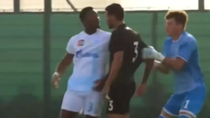 Jhon Durán genera polémica en Rusia con empujones y toma de cuello en su debut