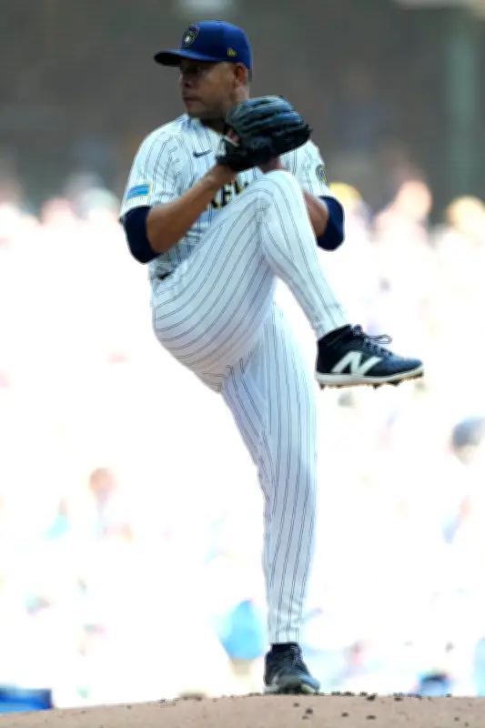 José Quintana firma con Rockies de Colorado para su temporada 15 en Grandes Ligas