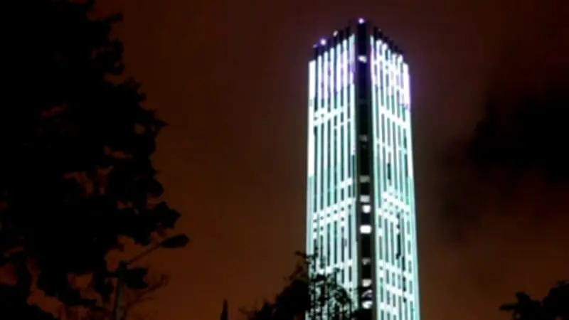 Joven alquila helipuerto de Torre Colpatria para picnic romántico que desata debate en redes