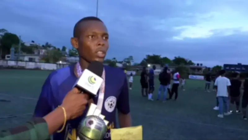 Joven futbolista viraliza gesto de gratitud al entregar premio de 500 mil pesos a su madre