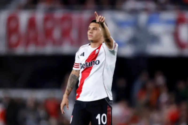 Juan Fernando Quintero sufre desgarro y estará fuera tres semanas, afectando a River y Colombia