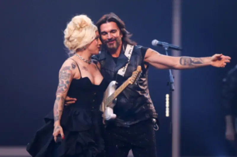 Juanes y Mon Laferte brillan en dueto en el Festival de Viña del Mar en Chile