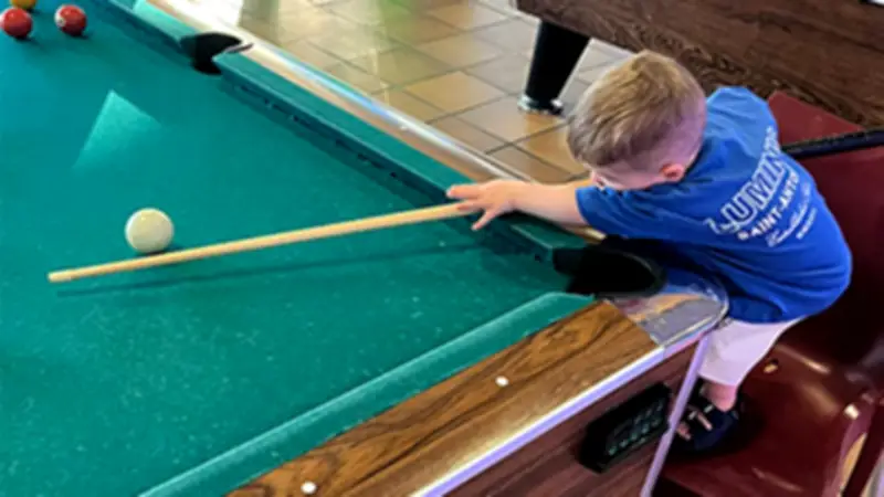 Jude Owens, niño británico de 2 años, rompe dos récords Guinness en snooker