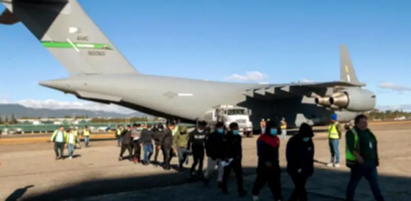 Juez federal bloquea política de Trump para deportar migrantes a terceros países sin notificación