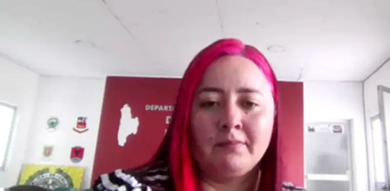 Juez ordena detención domiciliaria a dragoneante capturada armada en evento de Uribe