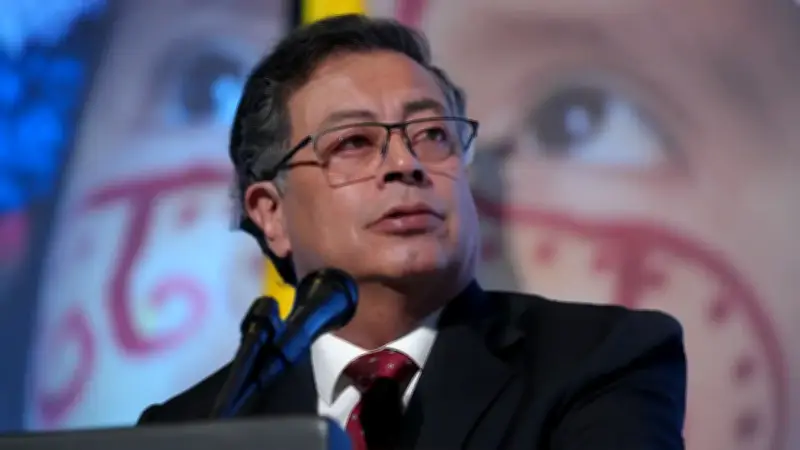 Juez sanciona al presidente Petro con multa por no retractarse contra fiscal Burgos