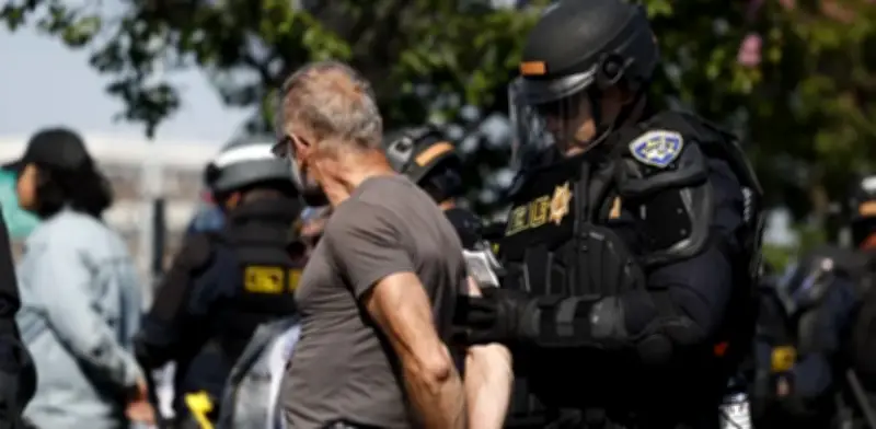 Jueza federal suspende temporalmente prohibición de California sobre cubrirse el rostro en operativos