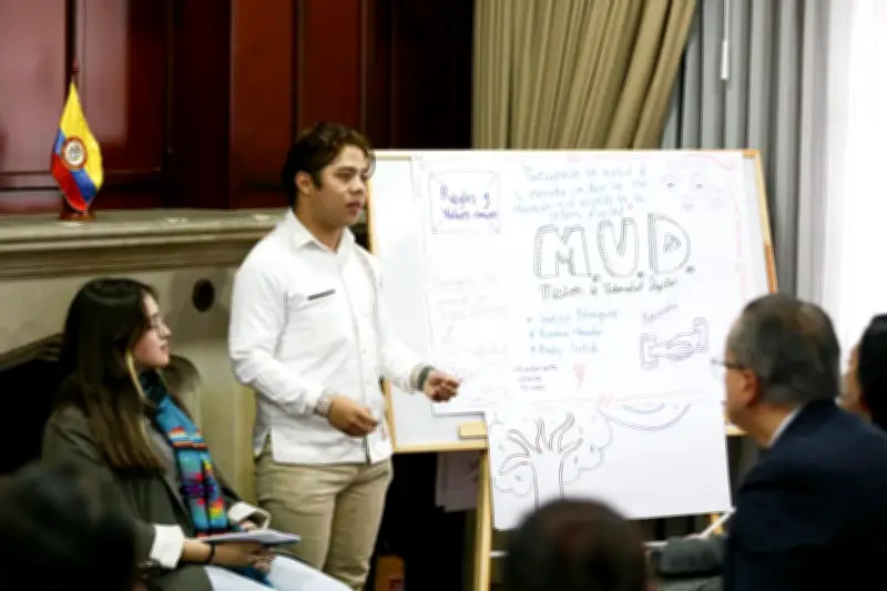 Jóvenes iberoamericanos combaten desinformación con proyectos tecnológicos en Bogotá