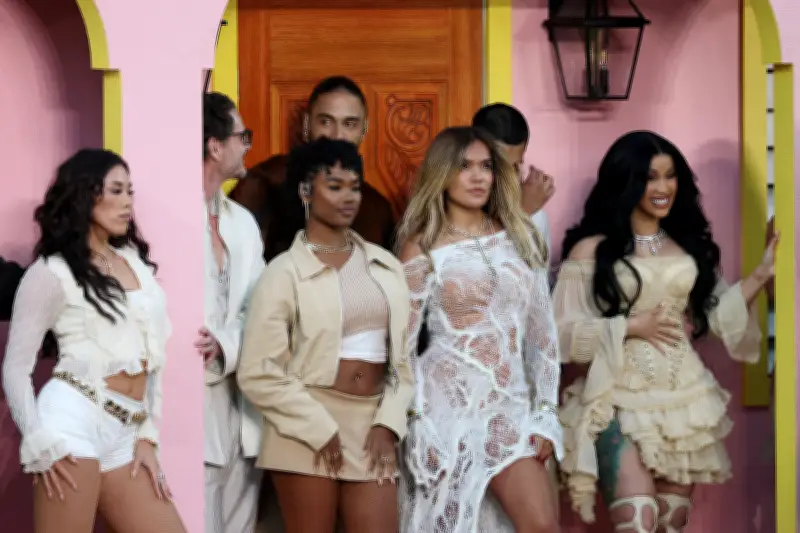Karol G brilla con vestido de Ann Demeulemeester en el Super Bowl junto a Bad Bunny
