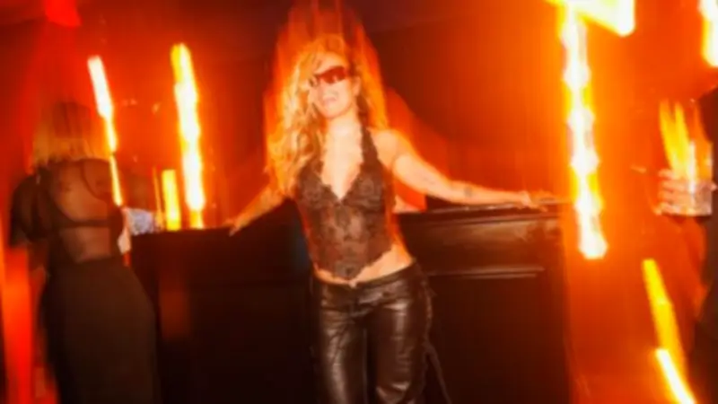 Karol G celebra su cumpleaños 35 con íntima sorpresa y festejo junto a Sofía Vergara