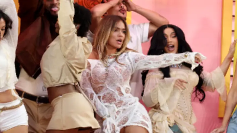 Karol G celebra sus 35 años con ostentosa fiesta viral junto a famosos