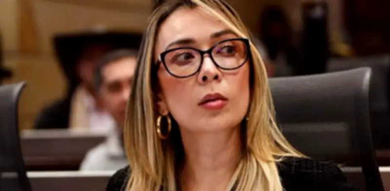 Katherine Miranda denuncia 19 hospitales paralizados con anticipos millonarios