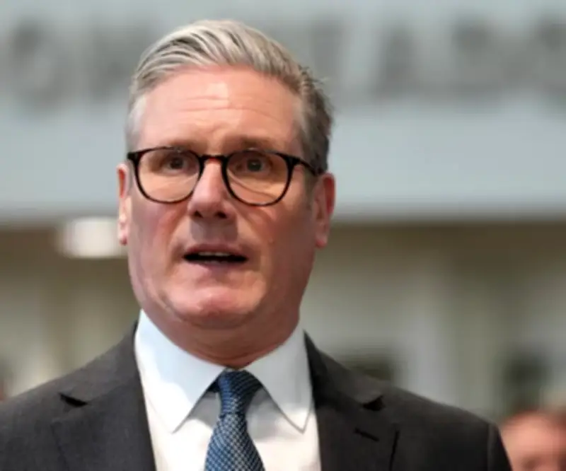 Keir Starmer lidera recuperación económica británica mientras su liderazgo político se tambalea