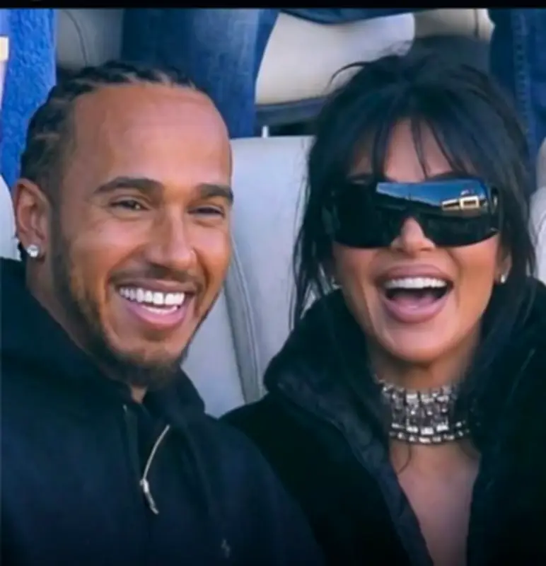 Kim Kardashian y Lewis Hamilton confirman su relación en el Super Bowl 2026 con aparición pública