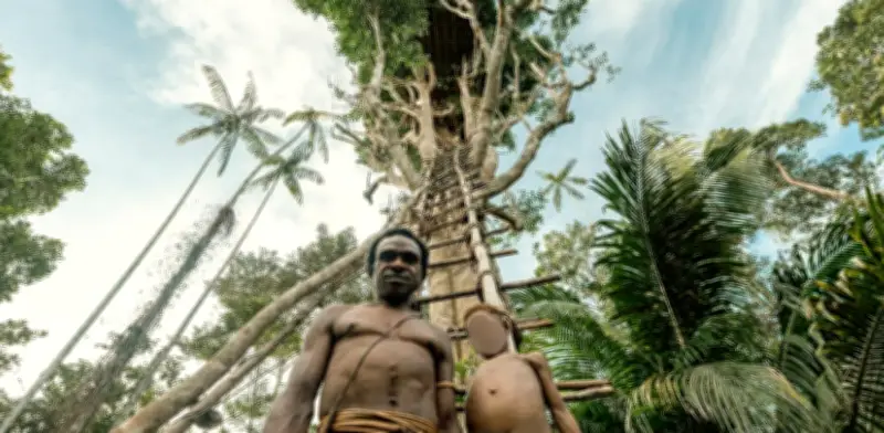 Korowai: la tribu de Papúa que vive en casas a 30 metros de altura y su contacto con el mundo