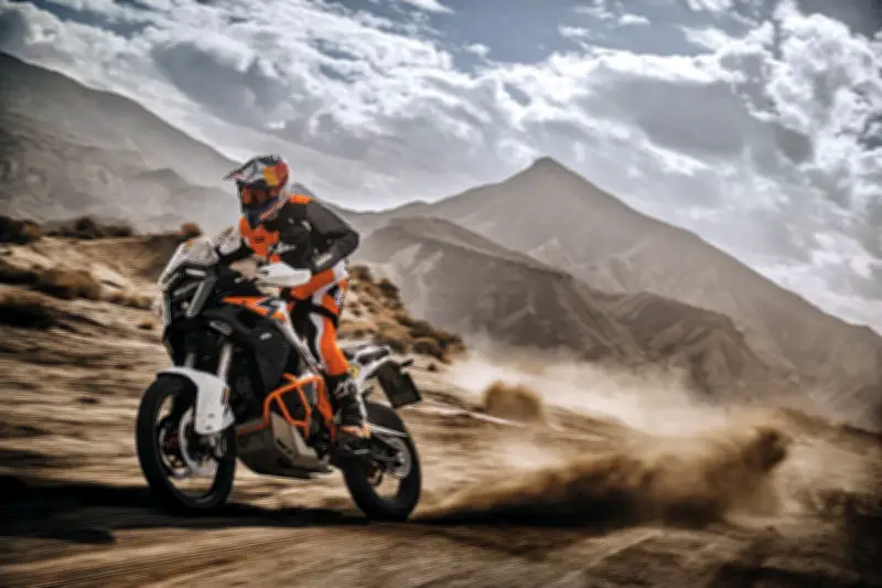 KTM 1390 Super Adventure 2026 llega a Colombia con tres versiones y tecnología de punta