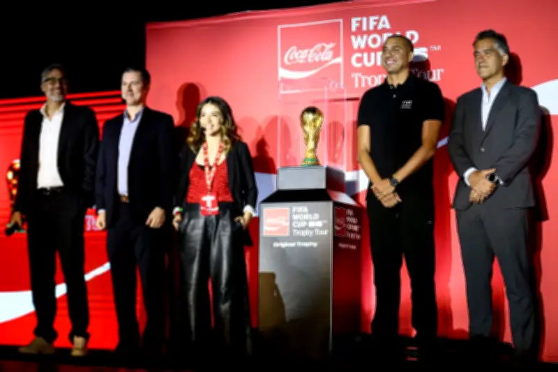 La Copa del Mundo de la FIFA llega a Bogotá con exhibición histórica y presencia de campeones
