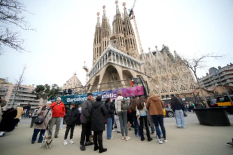 La Sagrada Familia de Barcelona culmina su altura máxima con la cruz de la torre de Jesús