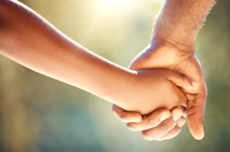 Laura Posada espera el regreso de su hijo desde Francia tras nueve meses de separación