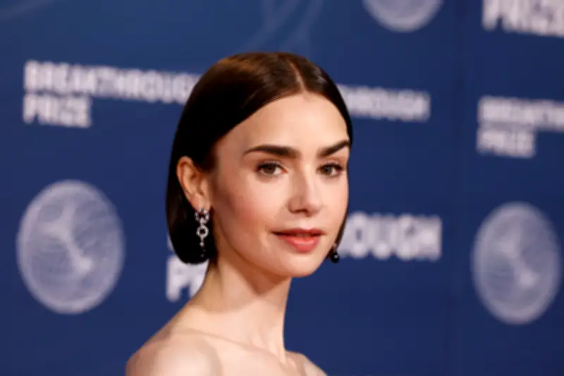 Lily Collins encarnará a Audrey Hepburn en película sobre el detrás de cámaras de 'Breakfast at Tiffany's'