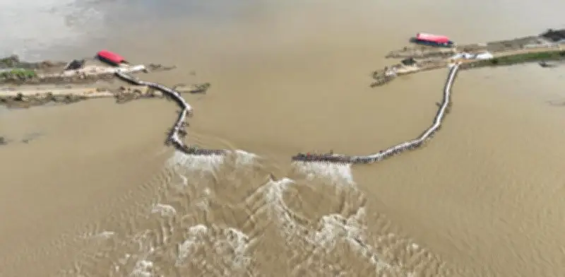 Lorica (Córdoba) cierra boquete de 150 metros con trabajo comunitario titánico