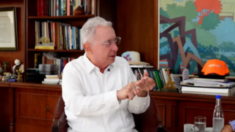 Álvaro Uribe confirma su regreso al Senado en 2026 y critica duramente al gobierno de Petro