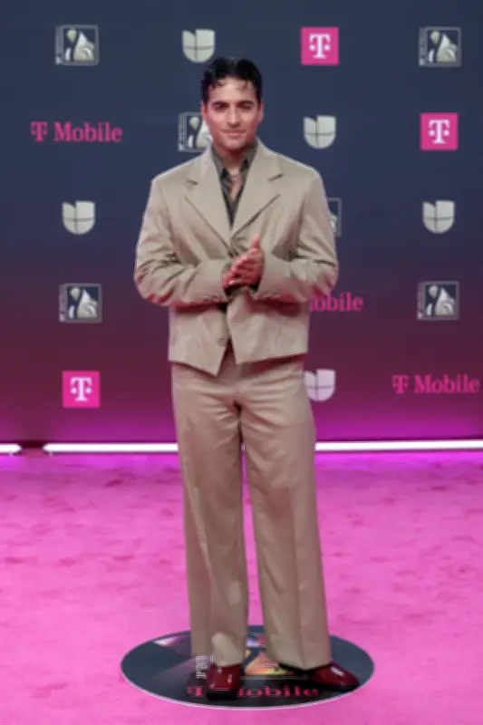 Maluma, Ryan Castro y más colombianos deslumbran en Premio Lo Nuestro 2026 con moda nacional