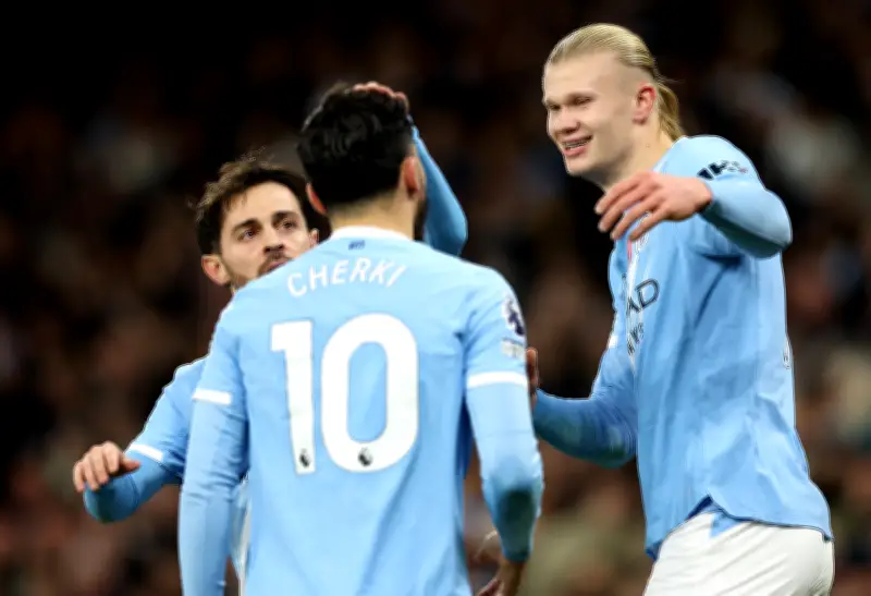 Manchester City presiona al Arsenal con victoria ante Fulham y Semenyo como figura