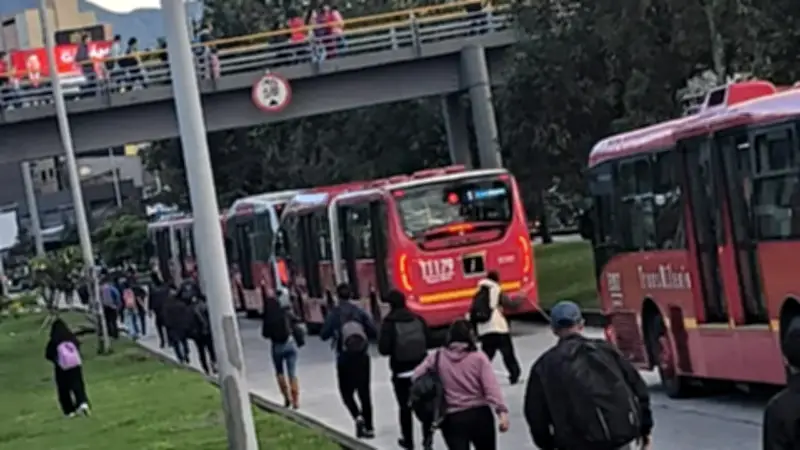 Manifestaciones en la Calle 26 paralizan TransMilenio y activan retornos en Bogotá