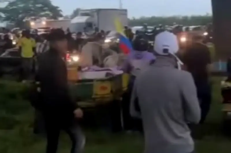 Manifestantes bloquean doble calzada Candelaria-Cali; autoridades buscan solución y recomiendan rutas alternas