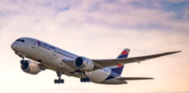 Maniobra evasiva de avión Latam evita colisión con helicóptero en aeropuerto El Dorado