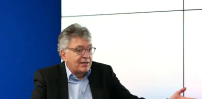 Mauricio Cárdenas enfrenta debate con diez petristas en ejercicio democrático de confrontación