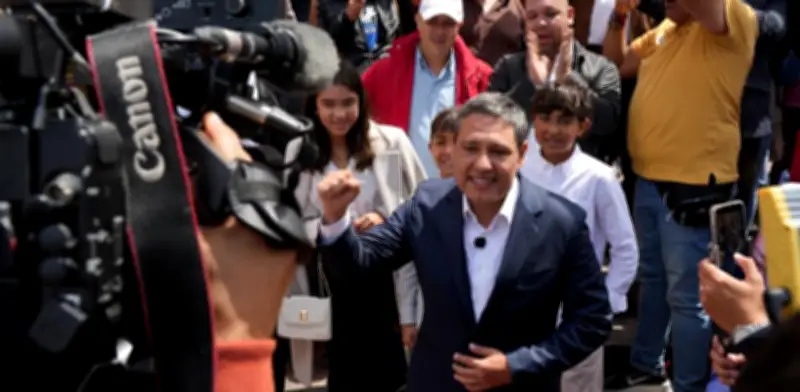 Mauricio Lizcano oficializa candidatura presidencial con plan 'Familia' y 1,8 millones de firmas