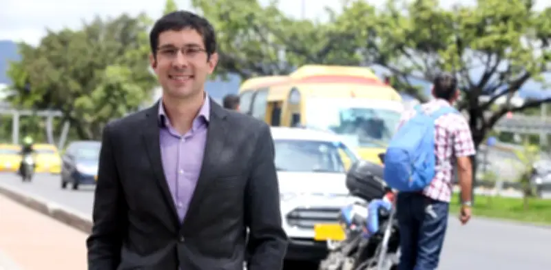 Médico Andrés Vecino critica politización de la salud y advierte sobre deterioro del sistema